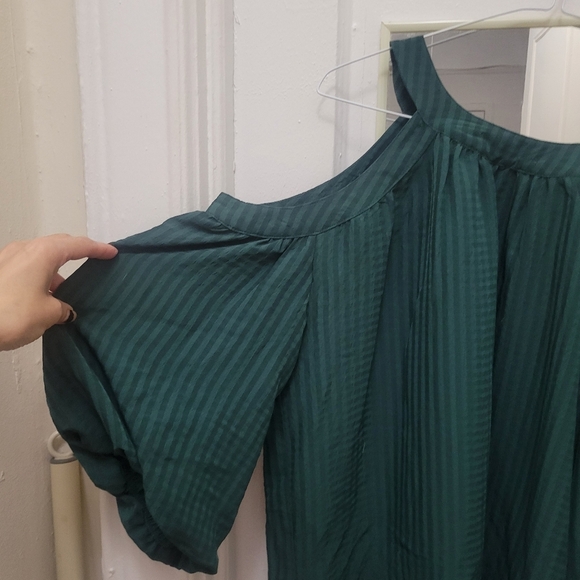 Ann Taylor Green Top Cold Shoulders. EUC Whimsical Fairy Girly - Picture 3 of 10